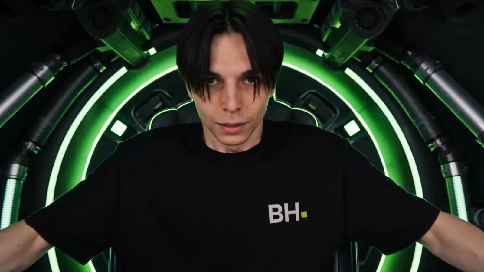 Кадр трейлера BH Agency: герой у футболці BH у кабіні бойового меха, навколо зелене кільце світла