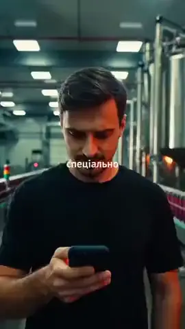 Кадр із ролика BH Agency: людина гортає стрічку в телефоні