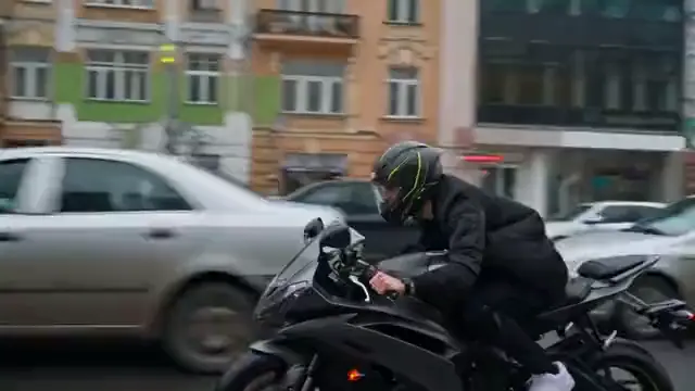 Банер: кадр AI-відео BH Agency — мотоцикл їде містом, вид із керма